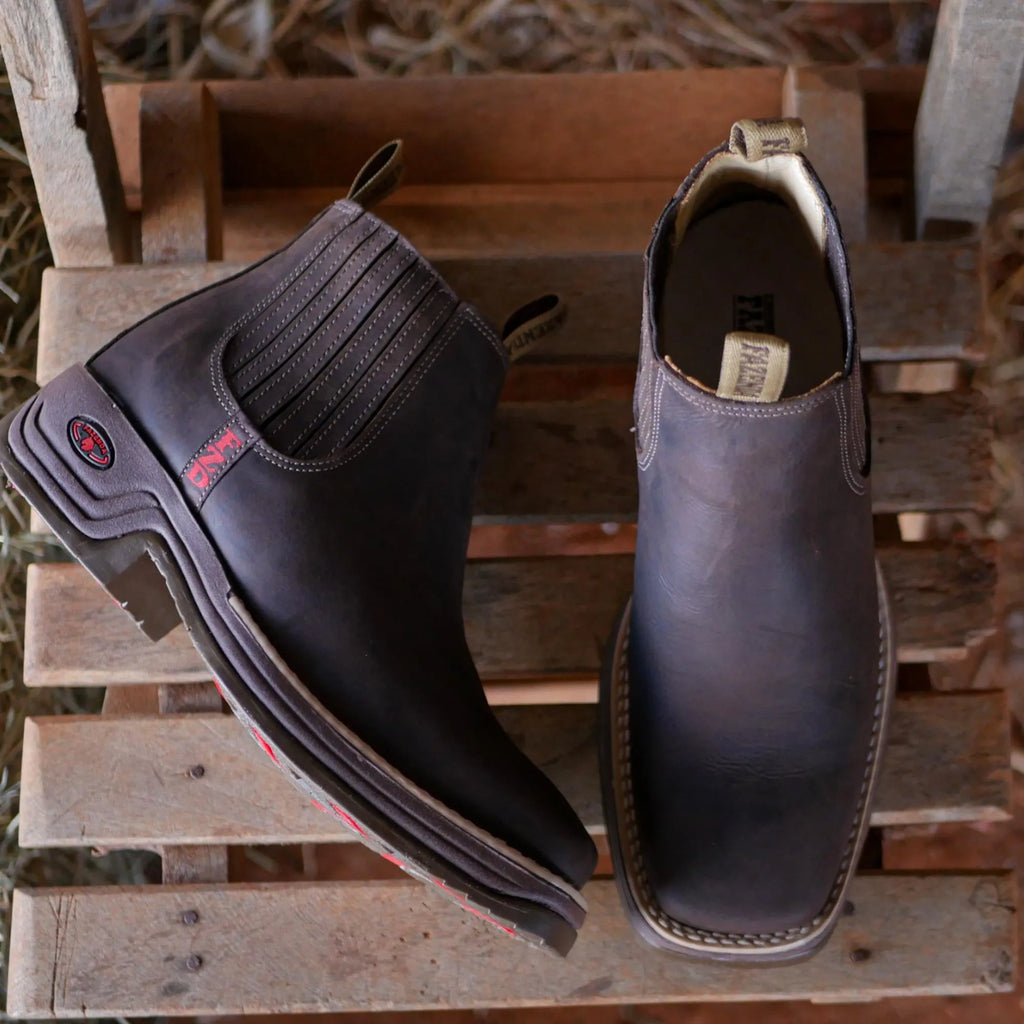 [Kit 4 em 1] Bota Masculina Ortopédica Fazenda de Cano Curto em Couro Legítimo com Boné Modão, Cinto e Carteira GRÁTIS